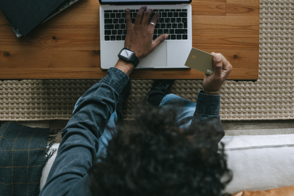 Consument sluit overeenkomst op afstand via laptop of buiten de verkoopruimte