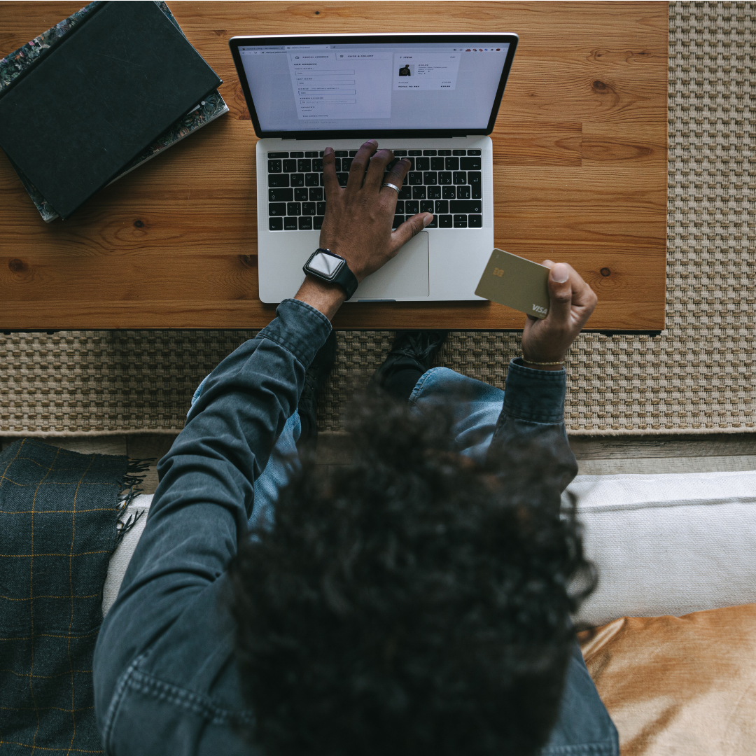 Consument sluit overeenkomst op afstand via laptop of buiten de verkoopruimte